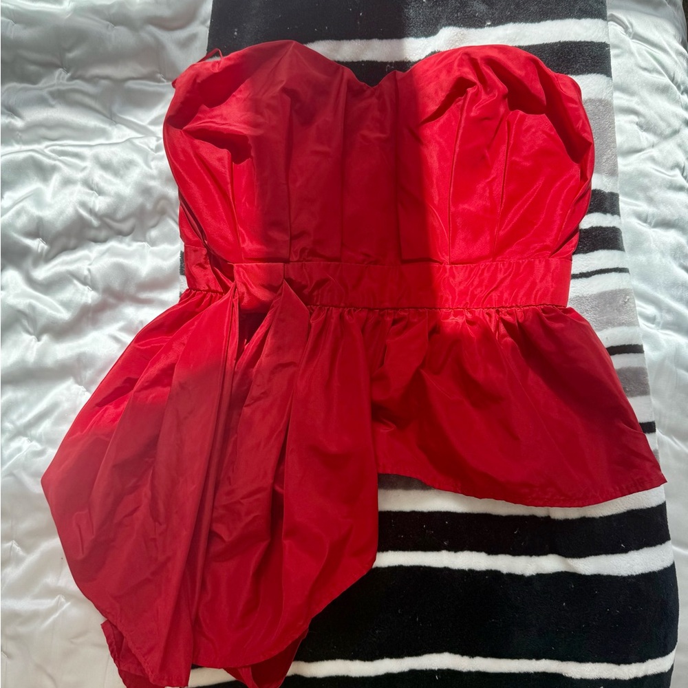 Fitted red strapless top with bow
(Never worn)
